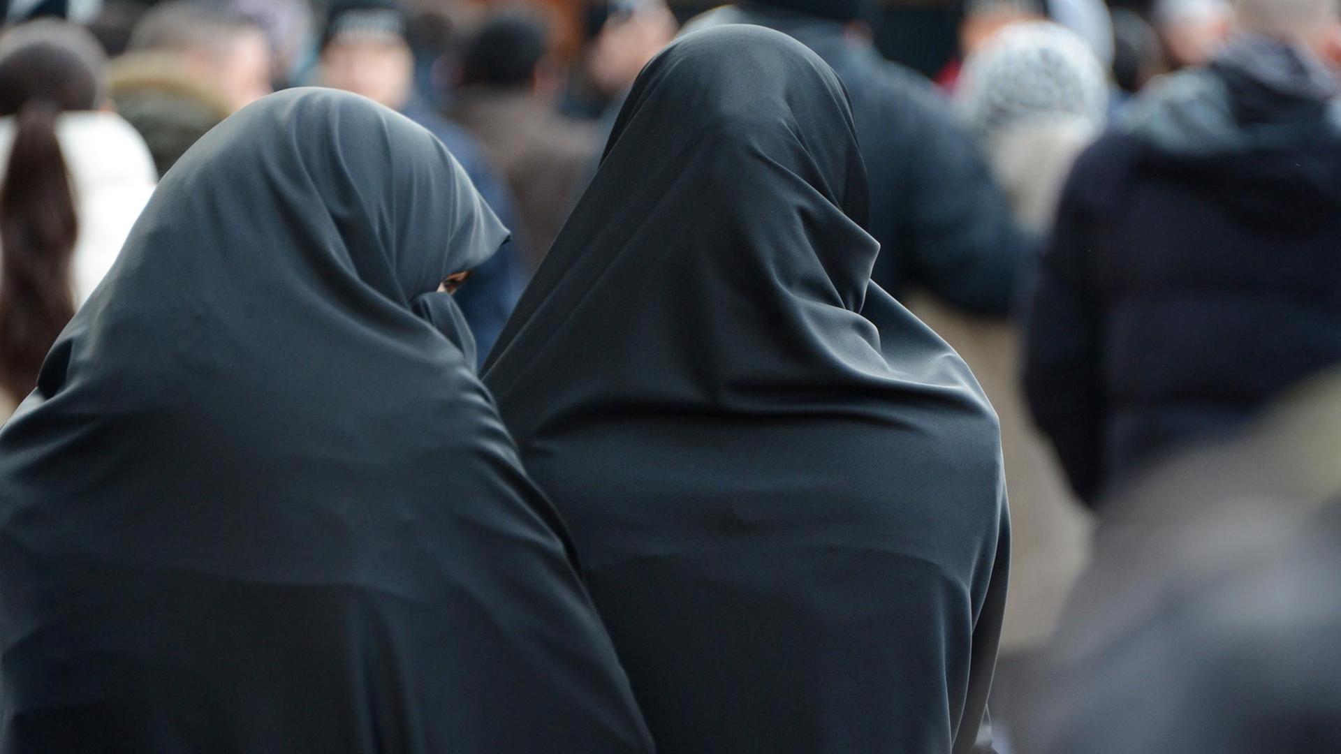 Verschleierte Frauen bei einer Kundgebung des Salafisten-Predigers Pierre Vogel in Pforzheim (2014).