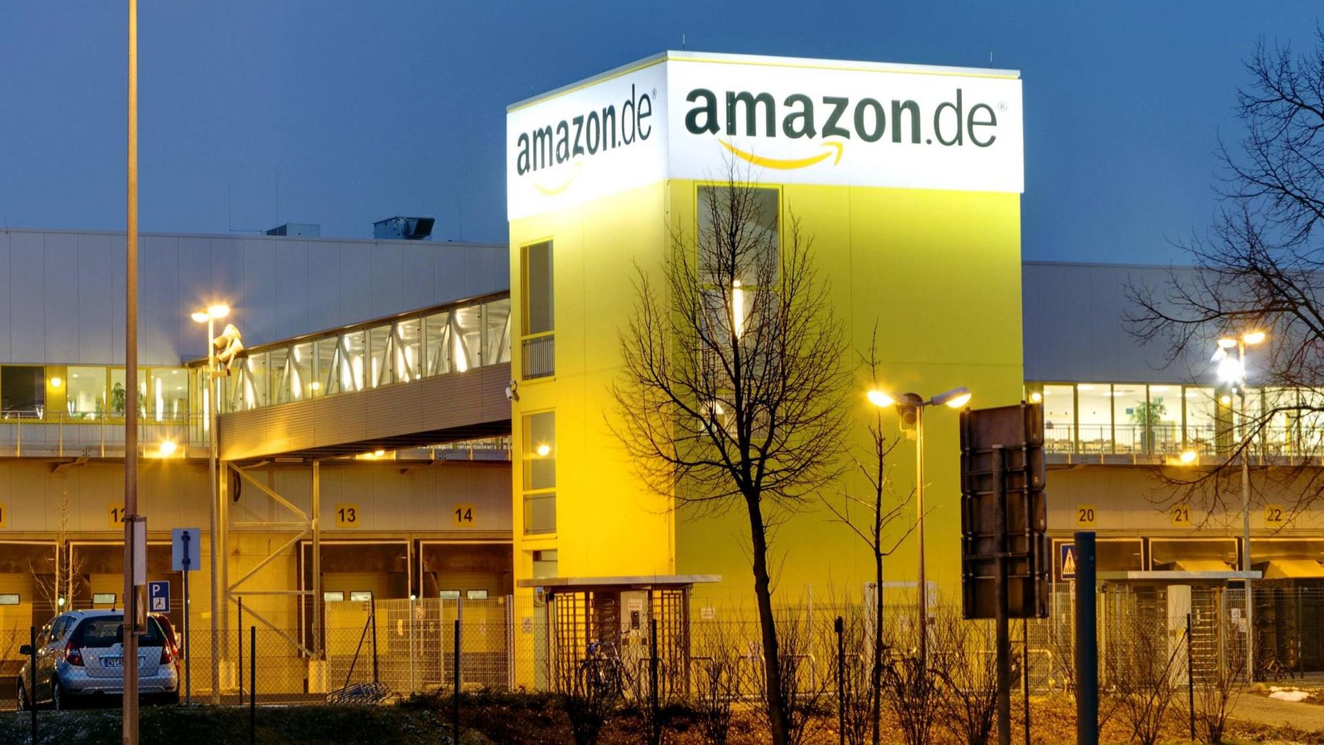 Das Foto zeigt ein Gebäude des Logistikzentrums amazon.de im Industrie - und Gewerbegebiet Nordost in Leipzig.