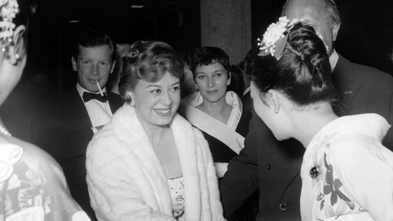 Die italienische Schauspielerin Giulietta Masina erscheint zur Eröffnungsfeier der VIII. Internationalen Filmfestspiele am 27. Juni 1958.