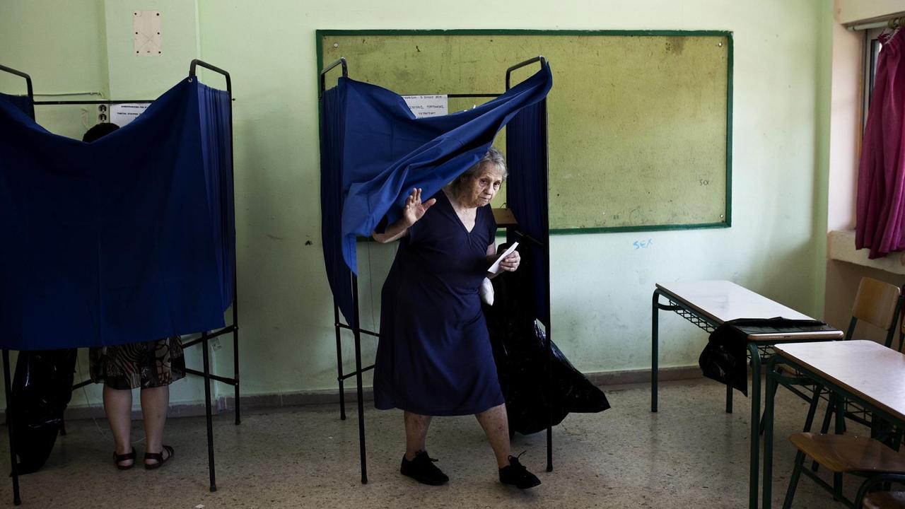 Eine Frau in einem Wahllokal in Athen