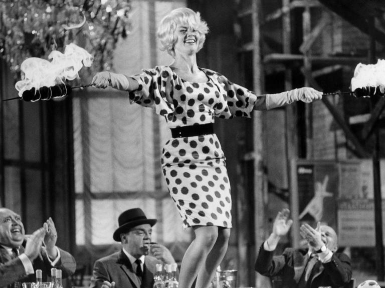 Liselotte Pulver tanzt im Bleistiftrock auf dem Tisch im Film "123" von Billy Wilder (1961)