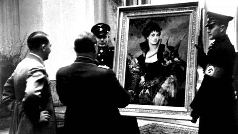 Adolf Hitler schenkt Hermann Göring 1938 das Gemälde "Die Falknerin" von Hans Makart.