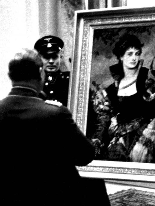 Adolf Hitler schenkt Hermann Göring 1938 das Gemälde "Die Falknerin" von Hans Makart.