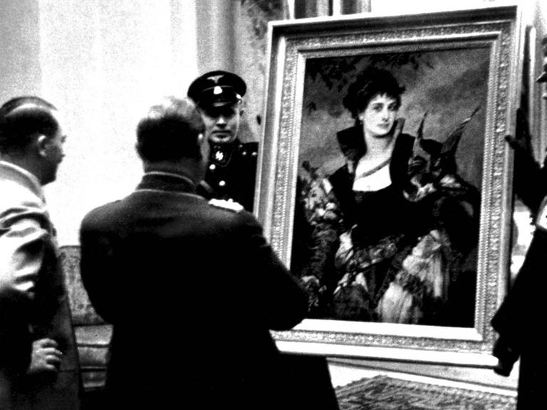 Adolf Hitler schenkt Hermann Göring 1938 das Gemälde "Die Falknerin" von Hans Makart.