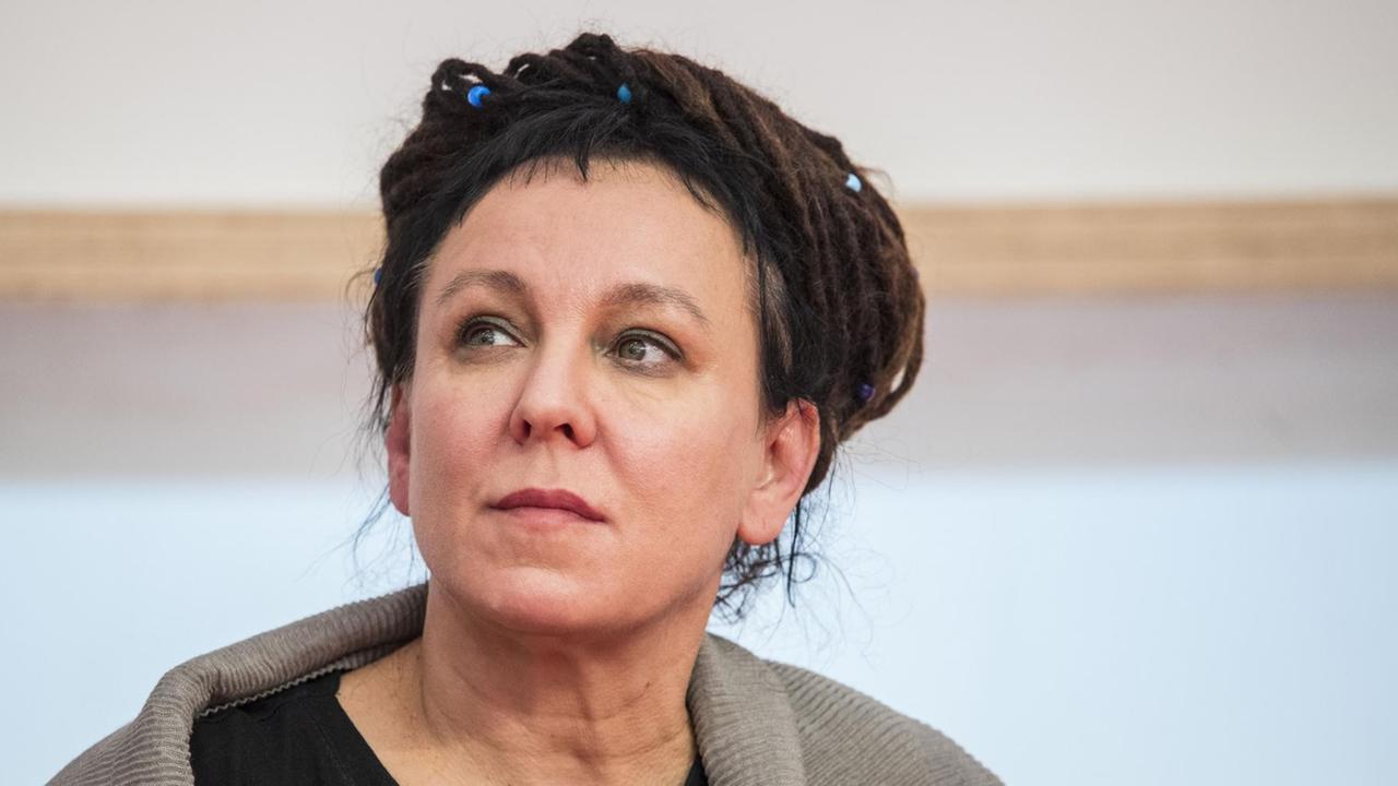 Die Literaturnobelpreisträgerin Olga Tokarczuk nimmt an der Eröffnungspressekonferenz der Frankfurter Buchmesse am 15. Oktober 2019 in Frankfurt am Main teil.