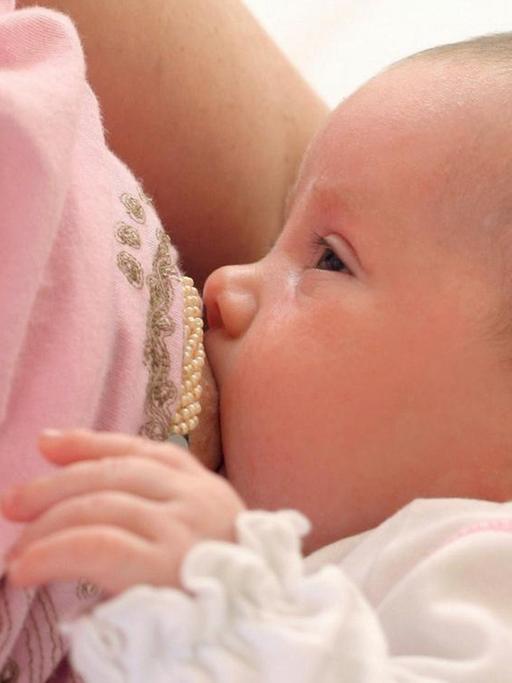 Ein Baby wird gestillt