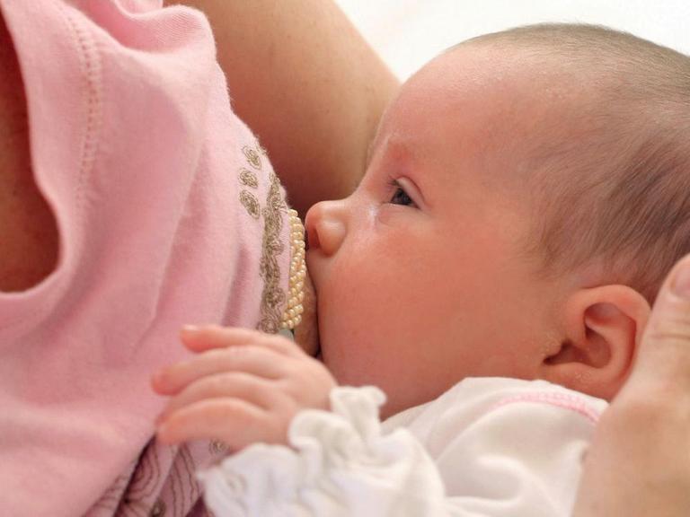 Ein Baby wird gestillt