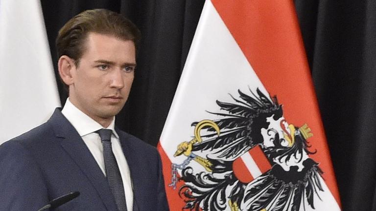 Sebastian Kurz vor einer tschechischen und einer österreichischen Flagge