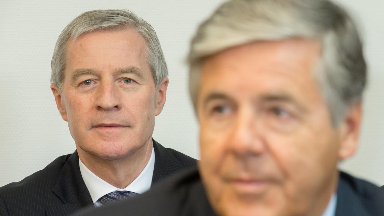 Der Co-Chef der Deutschen Bank, Jürgen Fitschen (l.), und der frühere Vorstandsvorsitzende der Bank, Josef Ackermann, stehen wegen Prozessbetrugs in München vor Gericht.
