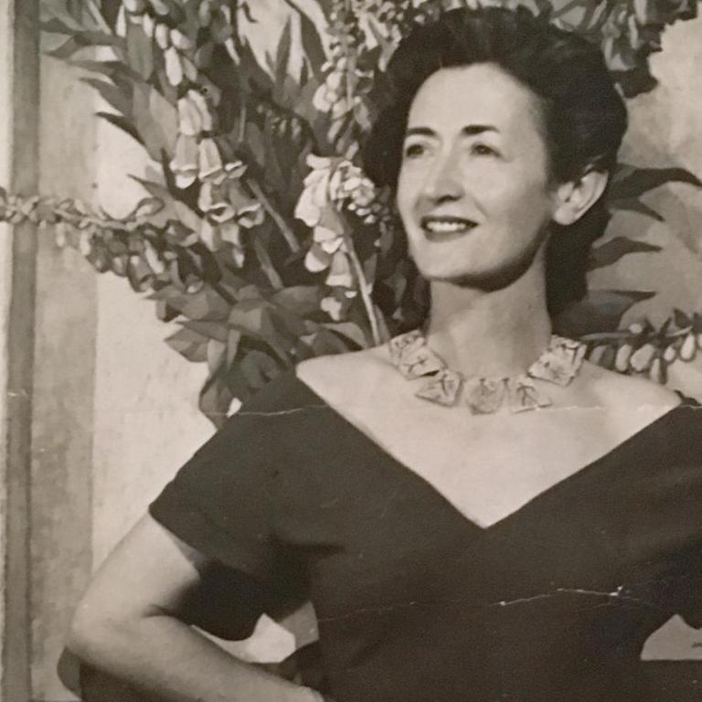 Die Wiener Pianistin Sofía Knoll, die 1935 nach Argentinien emigrierte, posiert vor einem Gemälde mit Blumenstrauß