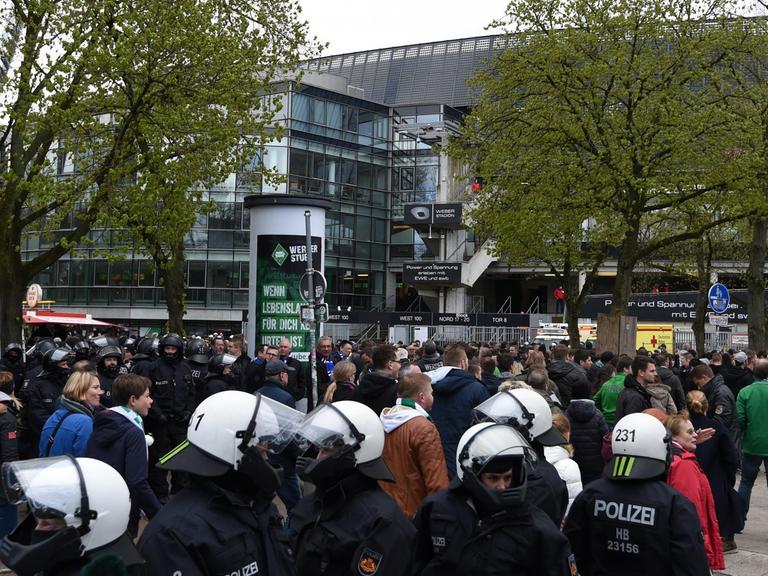 Fans und Polizisten stehen am 16.04.2017 vor dem Beginn des Spiels von Werder Bremen gegen den Hamburger SVvor dem Weserstadion in Bremen