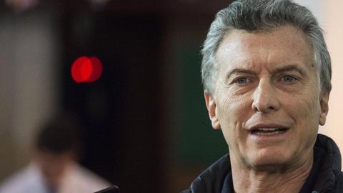 Der argentinische Präsident Mauricio Macri spricht am 22.10.2017 in Buenos Aires, Argentinien, nach seiner Stimmabgabe anlässlich der Parlamentswahl mit Medienvertretern.