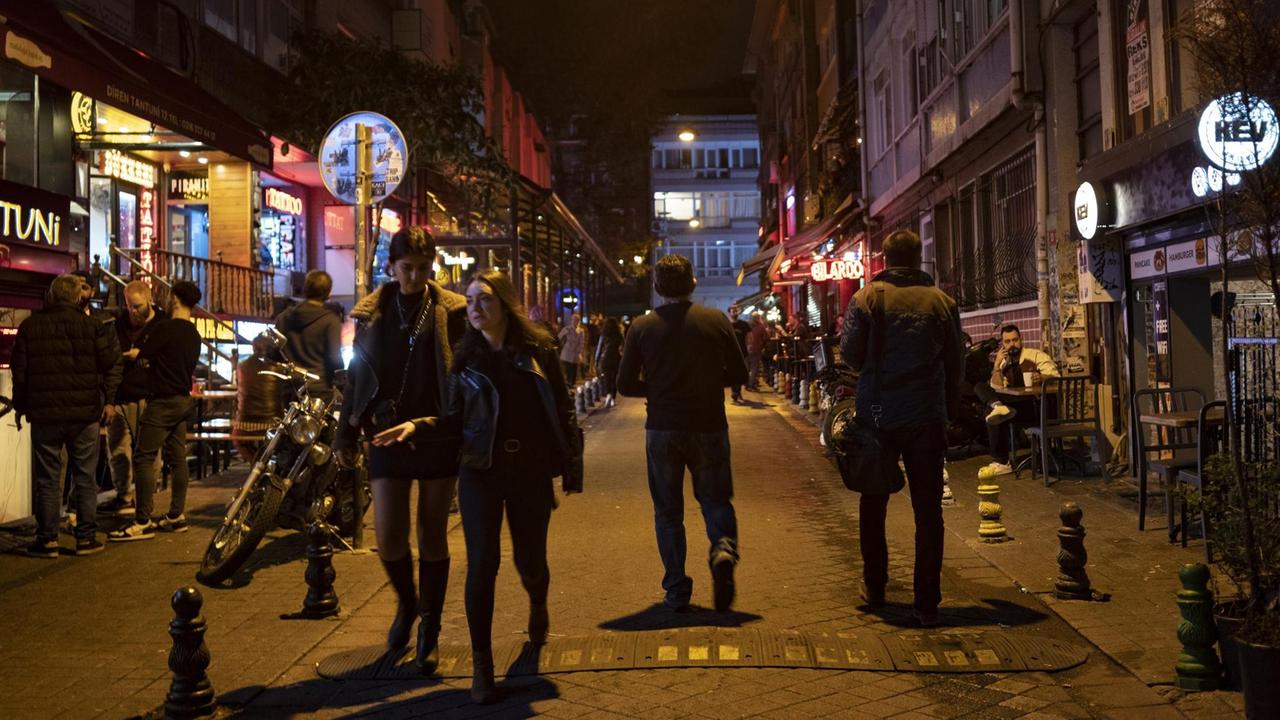 Kadıköy bei Nacht - Fluchtpunkt der Kreativen auf der asiatischen Seite von Istanbul.