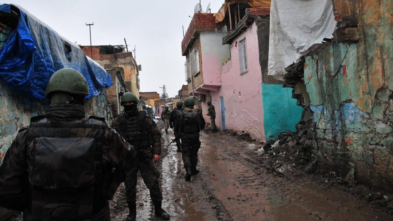 Türkische Sicherheitskräfte bei einem Einsatz gegen PKK-Kämpfer in der Stadt Diyarbakir im Südosten der Türkei.