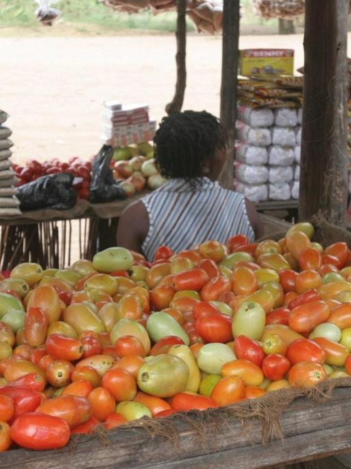 Frauen verkaufen auf einem Markt in Mosambik Gemüse.