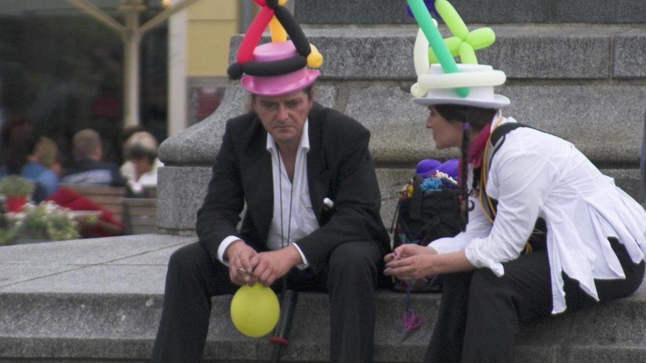 Verkleidetet Karnevalisten sitzen traurig nebeneinander
