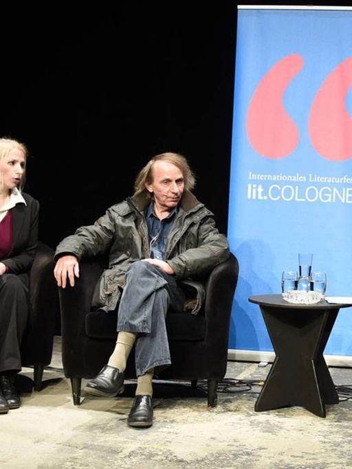 Der französische Autor Michel Houellebecq (2.v.l.) stellt auf der Lit.Cologne seinen Roman "Unterwerfung" vor - neben ihm sitzt der Moderator Nils Minkmar (3.v.l.)