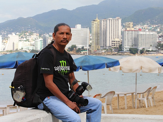 Der Fotograf Berna Hernández an der Strandpromenade von Acapulco
