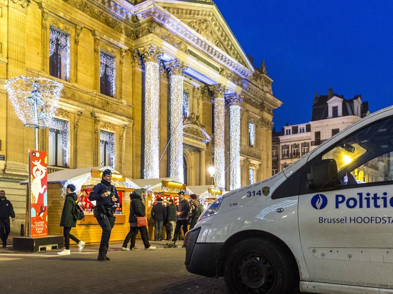 Sicherheitsposten auf einem Weihnachtsmarkt in Brüssel