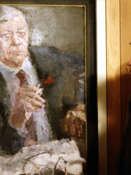 Der frühere Bundeskanzler Helmut Schmidt steht rechts neben seinem Porträt, das der DDR-Maler Bernhard Heisig gemalt hat. Das Ölbild zeigt Schmidt an einem Tisch sitzend mit Zigarette in der Hand.