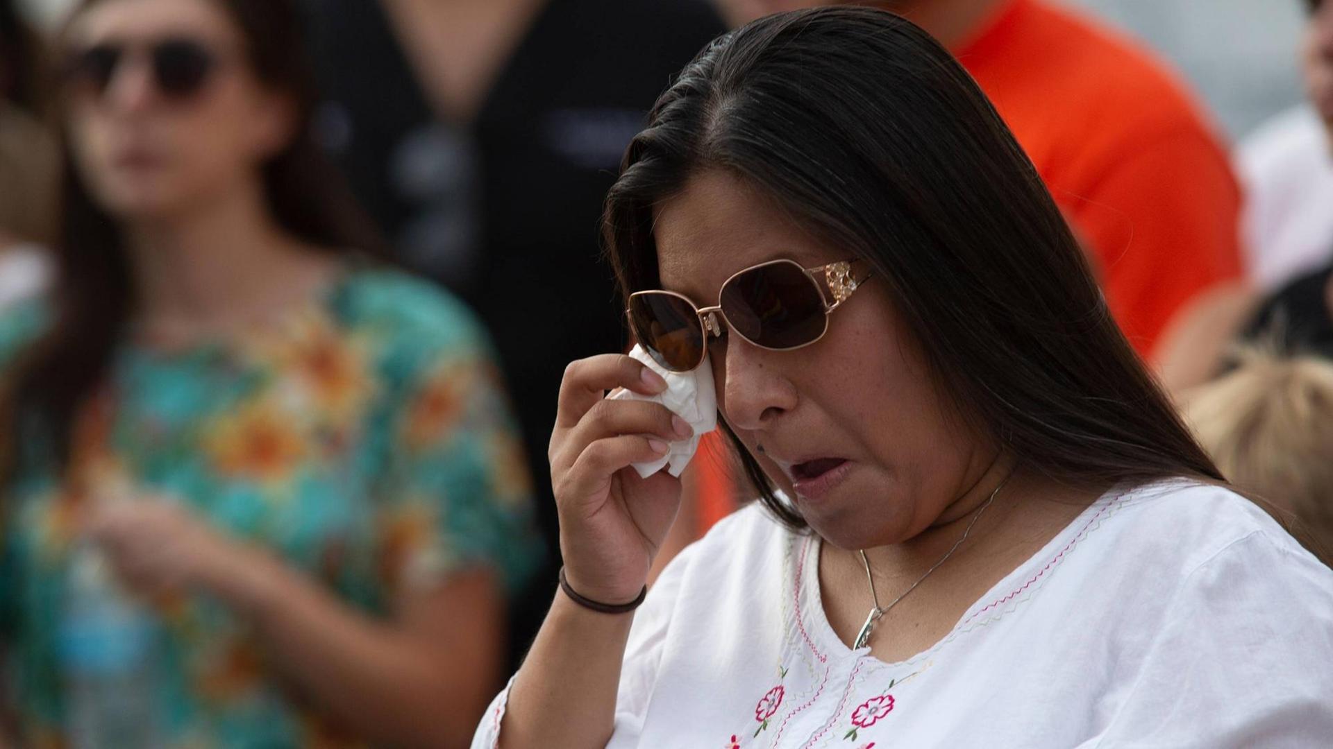 Eine Frau weint während einer Gedenkveranstaltung für die Opfer des Massakers von El Paso