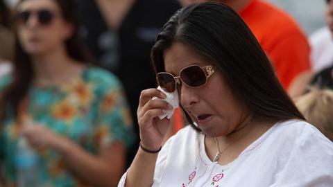 Eine Frau weint während einer Gedenkveranstaltung für die Opfer des Massakers von El Paso