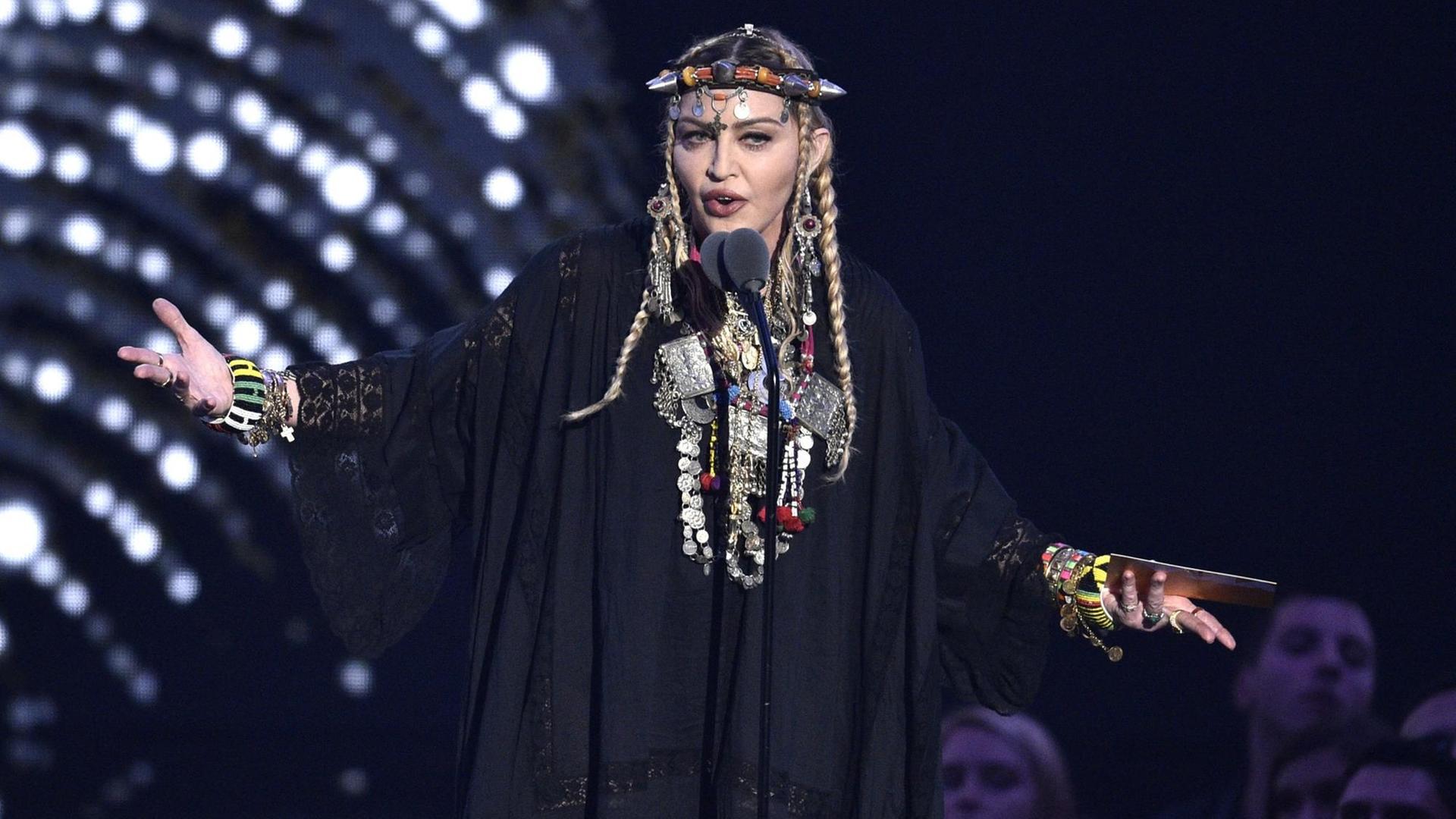 Madonna präsentiert eine Hommage an Aretha Franklin bei den MTV Video Music Awards in der Radio City Music Hall.