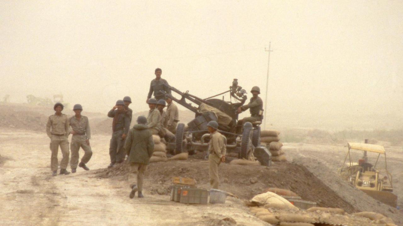 Soldaten der irakischen Truppen mit Abwehrwaffen einer befestigten Stellung im Juni 1984. 