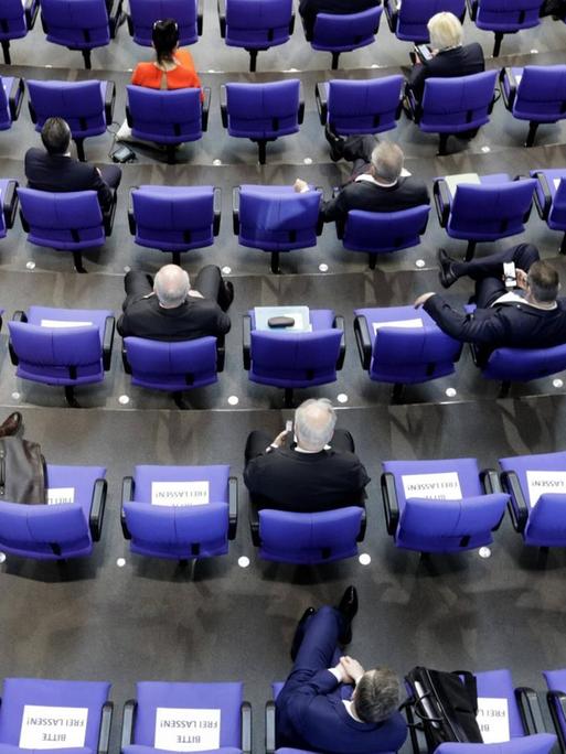 Luftaufnahme der Sitze im Bundestag, während der 154. Sitzung.