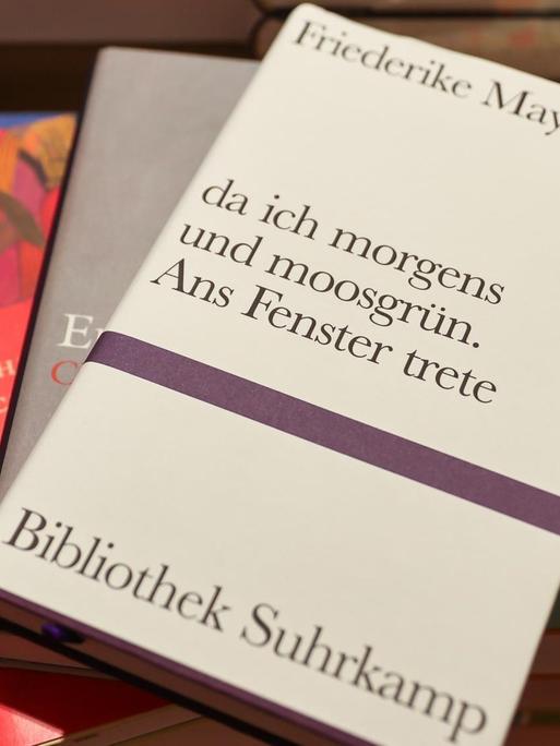 Die Bücher "da ich morgens und moosgrün. Ans Fenster trete" (Friederike Mayröcker, oben nach unten) "Vom Aufstehen" (Helga Schubert) und "Eurotrash" (Christian Kracht) liegen in einer Leipziger Buchhandlung.