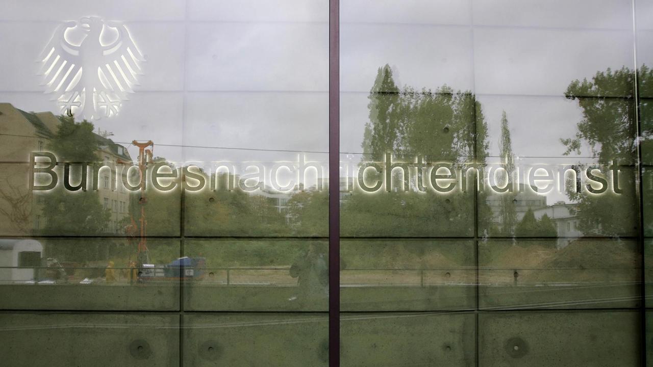 Schriftzug am Haupteingang der BND-Zentrale in Berlin. 