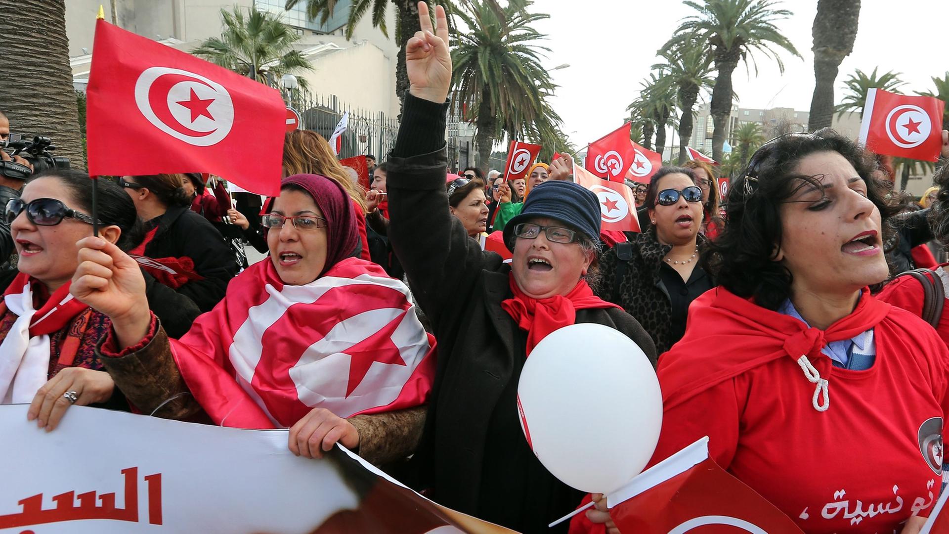 Tunesierinnen demonstrieren am internationalen Frauentag 2014 in Tunis für mehr Rechte. (8.3.2014)
