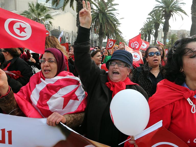 Tunesierinnen demonstrieren am internationalen Frauentag 2014 in Tunis für mehr Rechte. (8.3.2014)