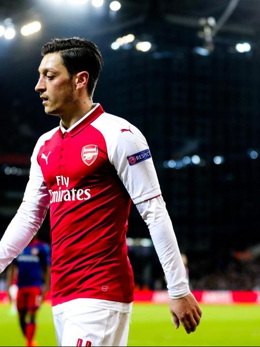 Das Foto zeigt Mesut Özil im Trikot seines Vereinsd FC Arsenal im April 2018.