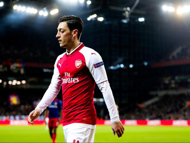 Das Foto zeigt Mesut Özil im Trikot seines Vereinsd FC Arsenal im April 2018.