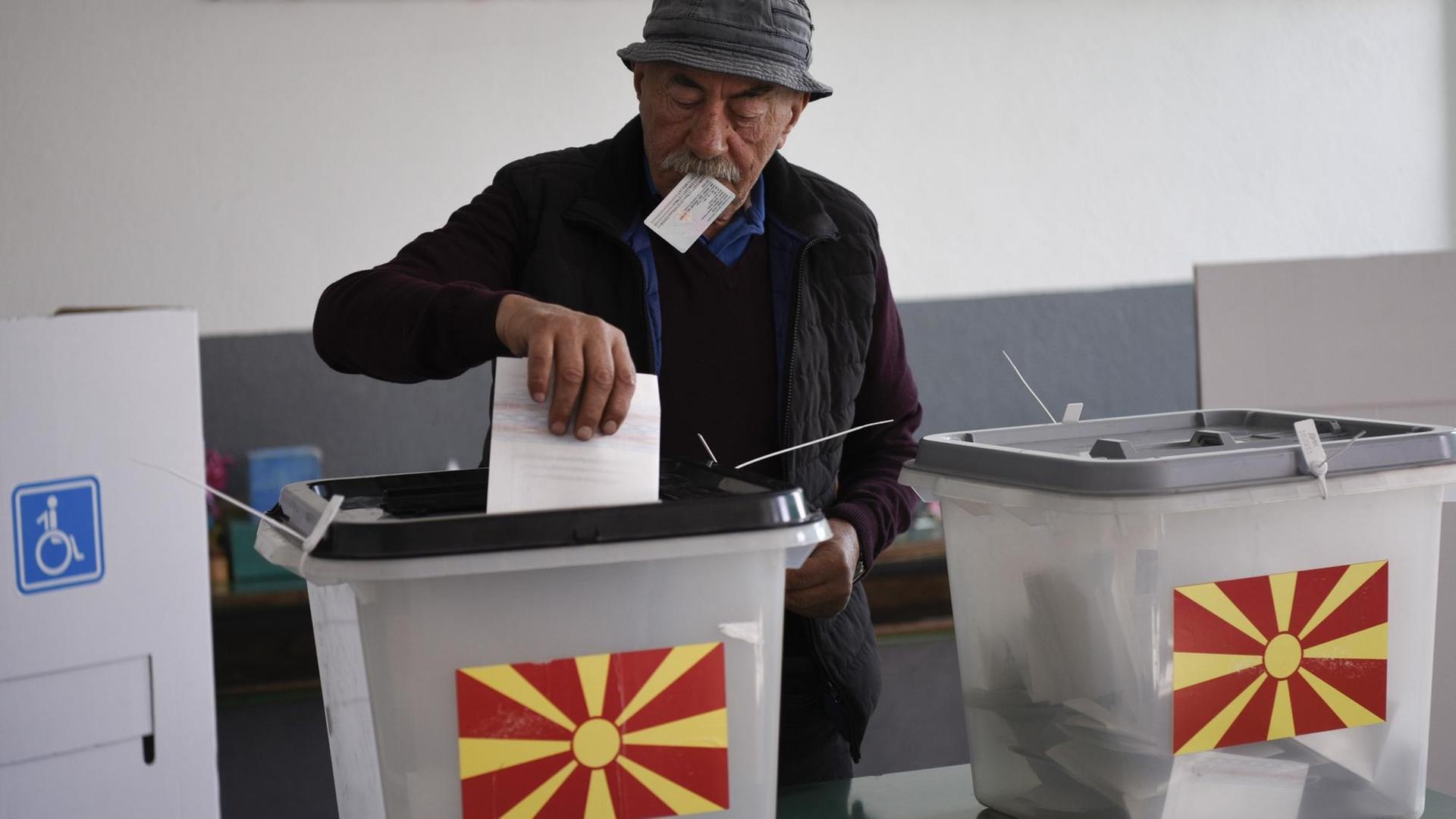 Ein Mann gibt bei der Volksabstimmung zur Umbenennung Mazedonies seine Stimme ab.