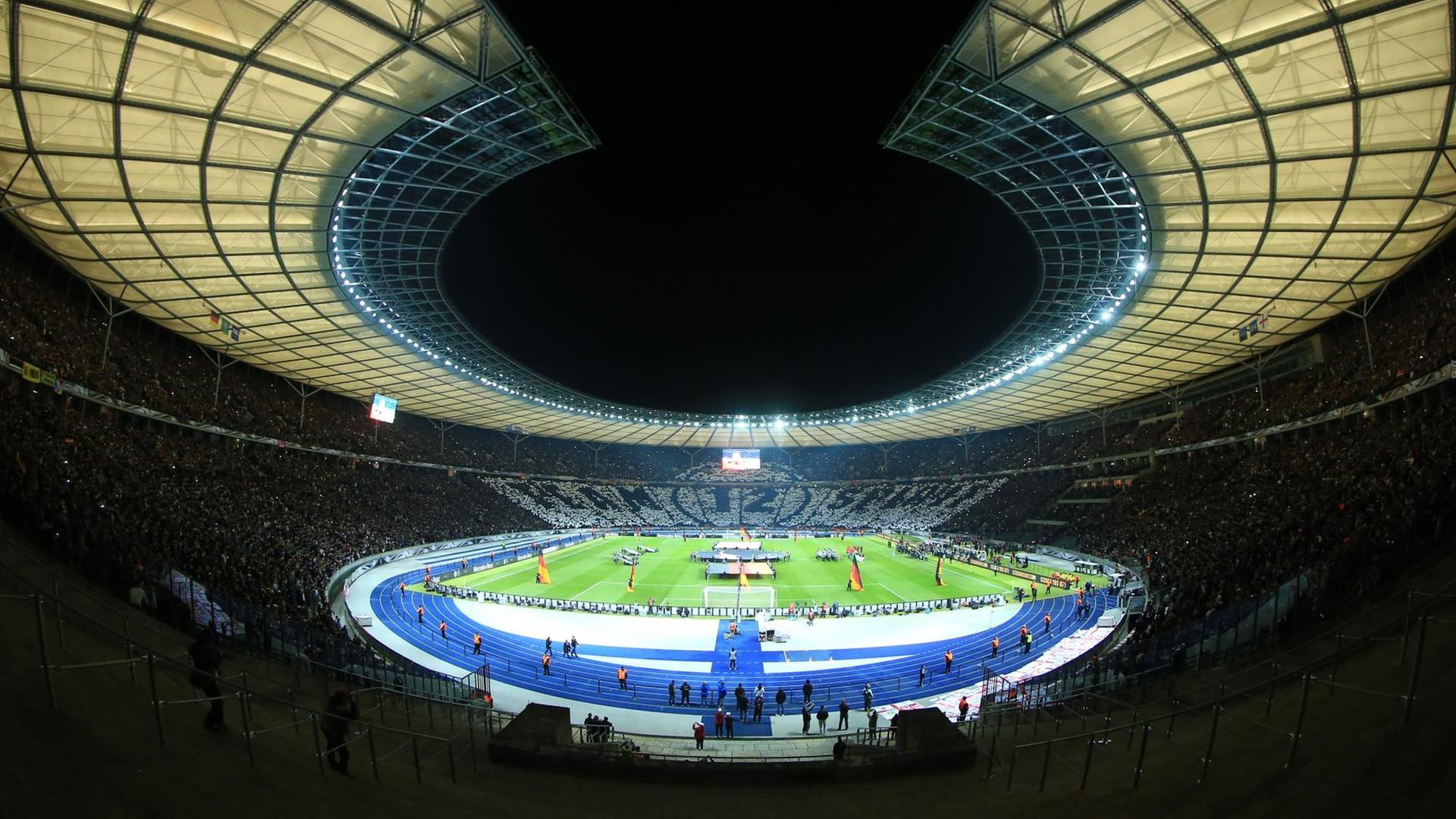 Das Olympiastadion in Berlin am Abend des Länderspiels Deutschland - England.
