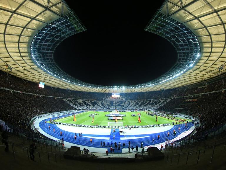 Das Olympiastadion in Berlin am Abend des Länderspiels Deutschland - England.