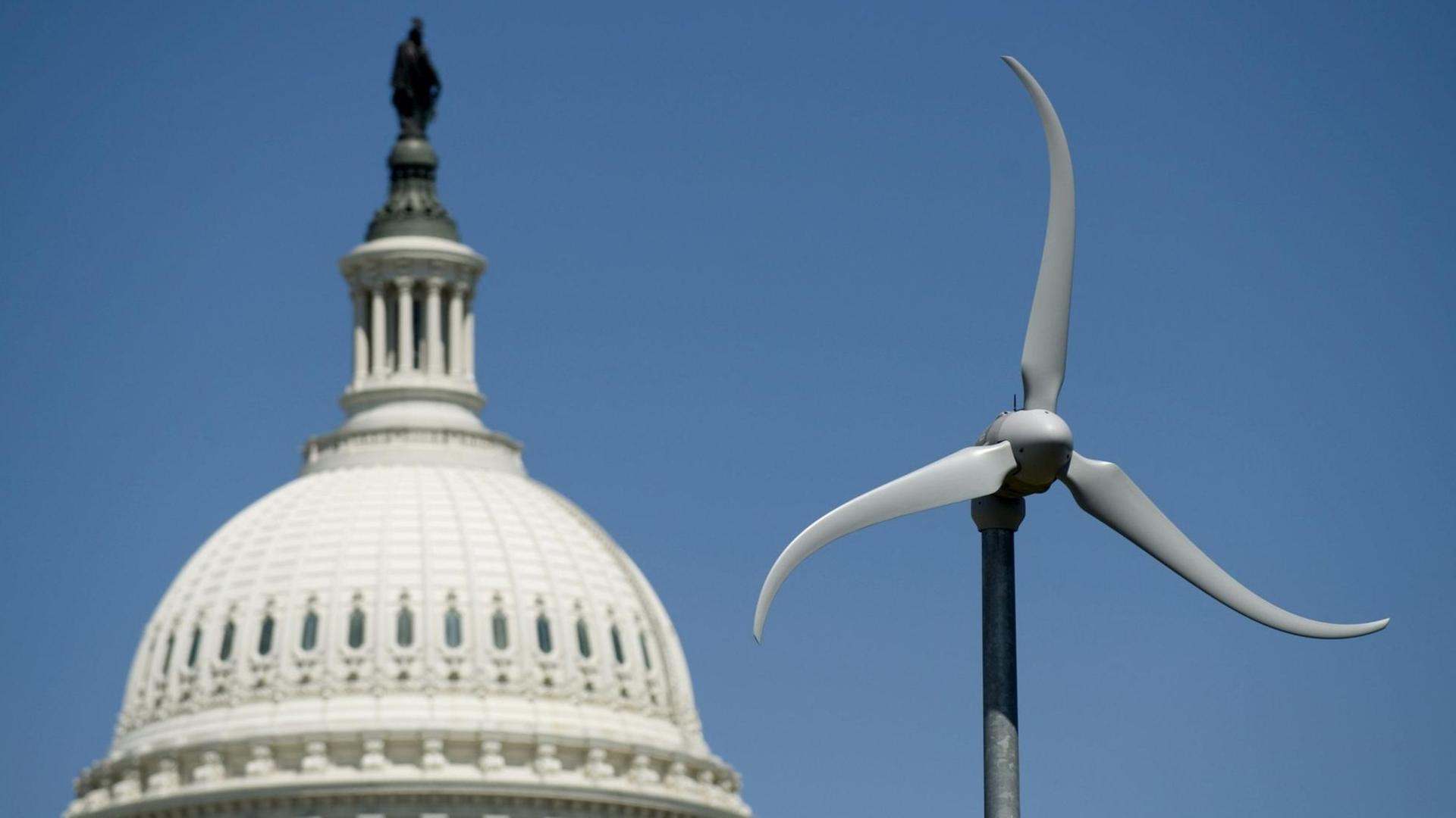 Eine Wind-Turbine im Botanischen Garten in Washington ist vor der Kuppel des US Capitols zu sehen Eine Wind-Turbine im Botanischen Garten in Washington ist vor der Kuppel des US Capitols zu sehen