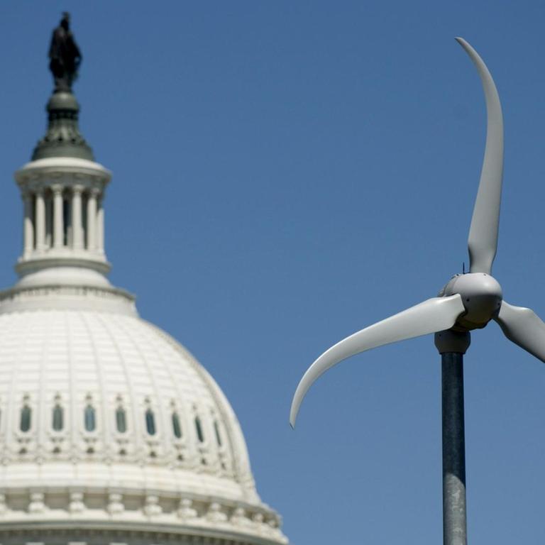 Eine Wind-Turbine im Botanischen Garten in Washington ist vor der Kuppel des US Capitols zu sehen