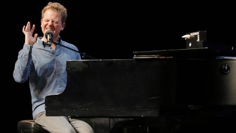 Gewinner Martin Zingsheim präsentiert am Klavier sein Programm beim "Salzburger Stier 2016" in der Paderhalle Paderborn