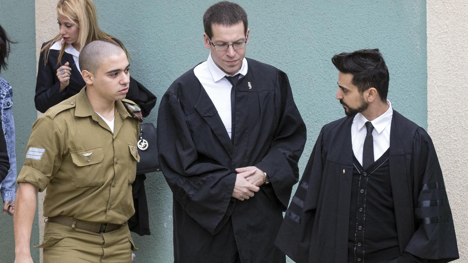 Der israelische Soldat Elor Azaria (links) spricht im November 2016 vor der Verhandlung in Tel Aviv mit seinen Rechtsanwälten.