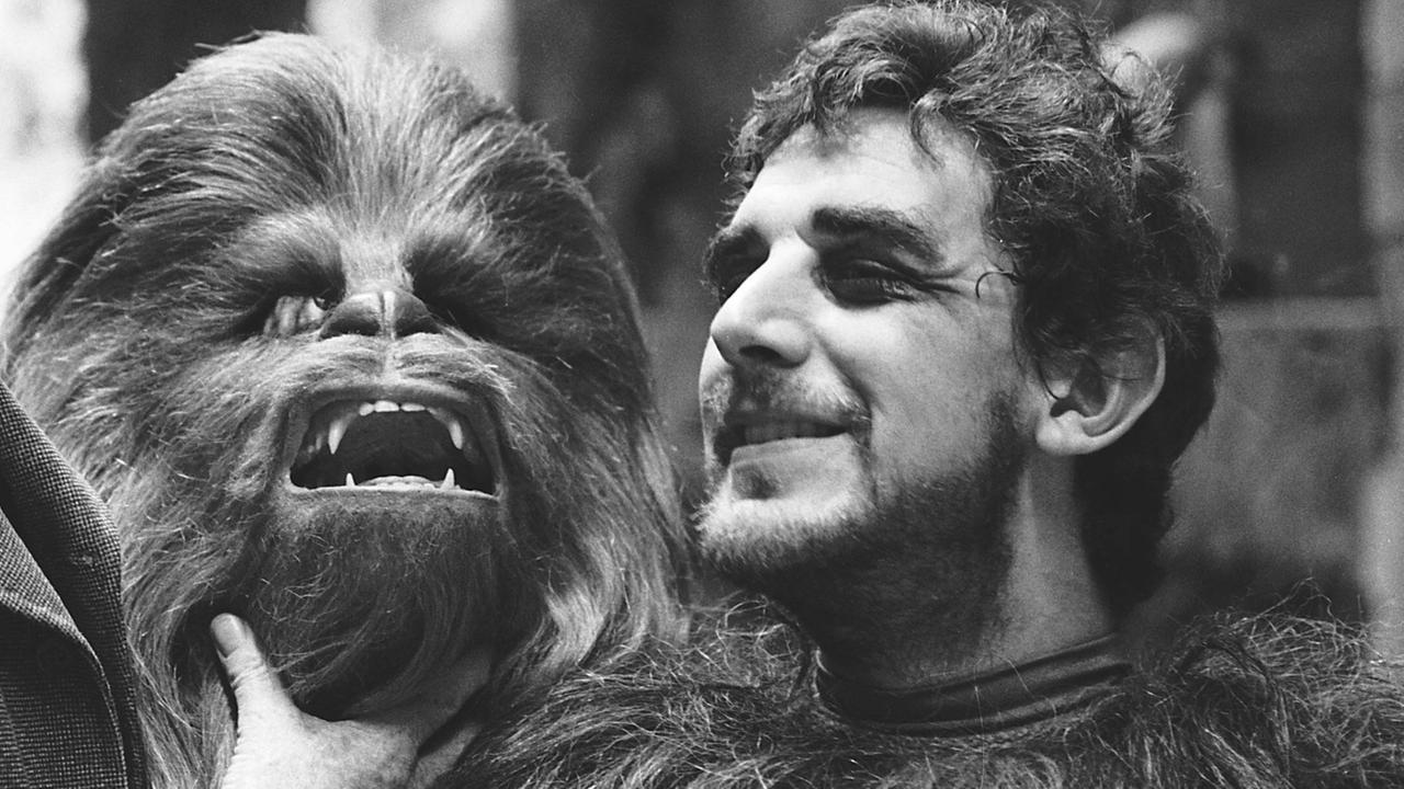 Der Schauspieler Peter Mayhew am Set einer Folge der Kino-Saga "Star Wars" mit seinem Kostüm der Chewbacca-Figur.