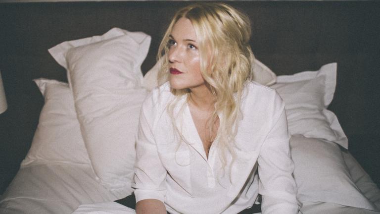 Die Hamburger Sängerin Jim Button, alias Carolin Ermer. Kürzlich ist ihr Debütalbum "Undone" erschienen. Die Hamburger Sängerin Jim Button, alias Carolin Ermer. Kürzlich ist ihr Debütalbum "Undone" erschienen.