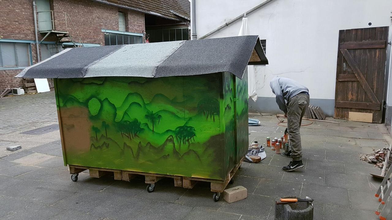 Zum Schluss werden die Boxen mit Graffiti besprüht.