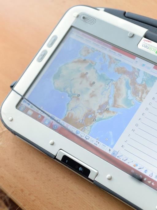 Eine Schülerin arbeitet an ihrem Laptop, auf der die Afrika-Karte zu sehen ist.