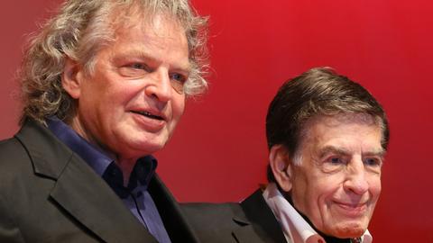 Der Jazz-Klarinettist Rolf Kühn (r) und sein Bruder, der Pianist Joachim Kühn, stehen am 18.01.2013 nach der Verleihung des "B.Z."-Kulturpreises an Rolf Kühn im Axel-Springer-Haus in Berlin zusammen.