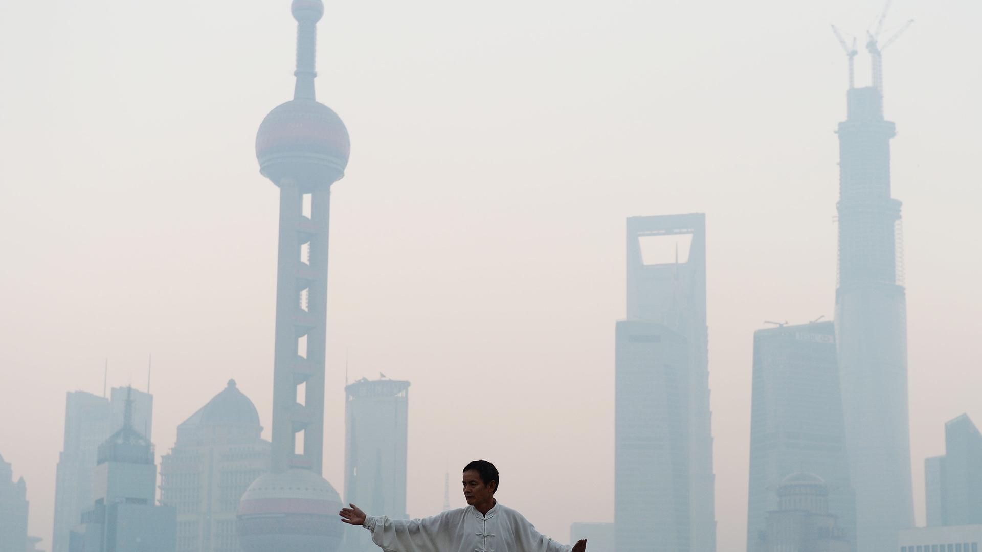 Ein Chinese übt Tai Chi in Shanghai, wo Smog herrscht