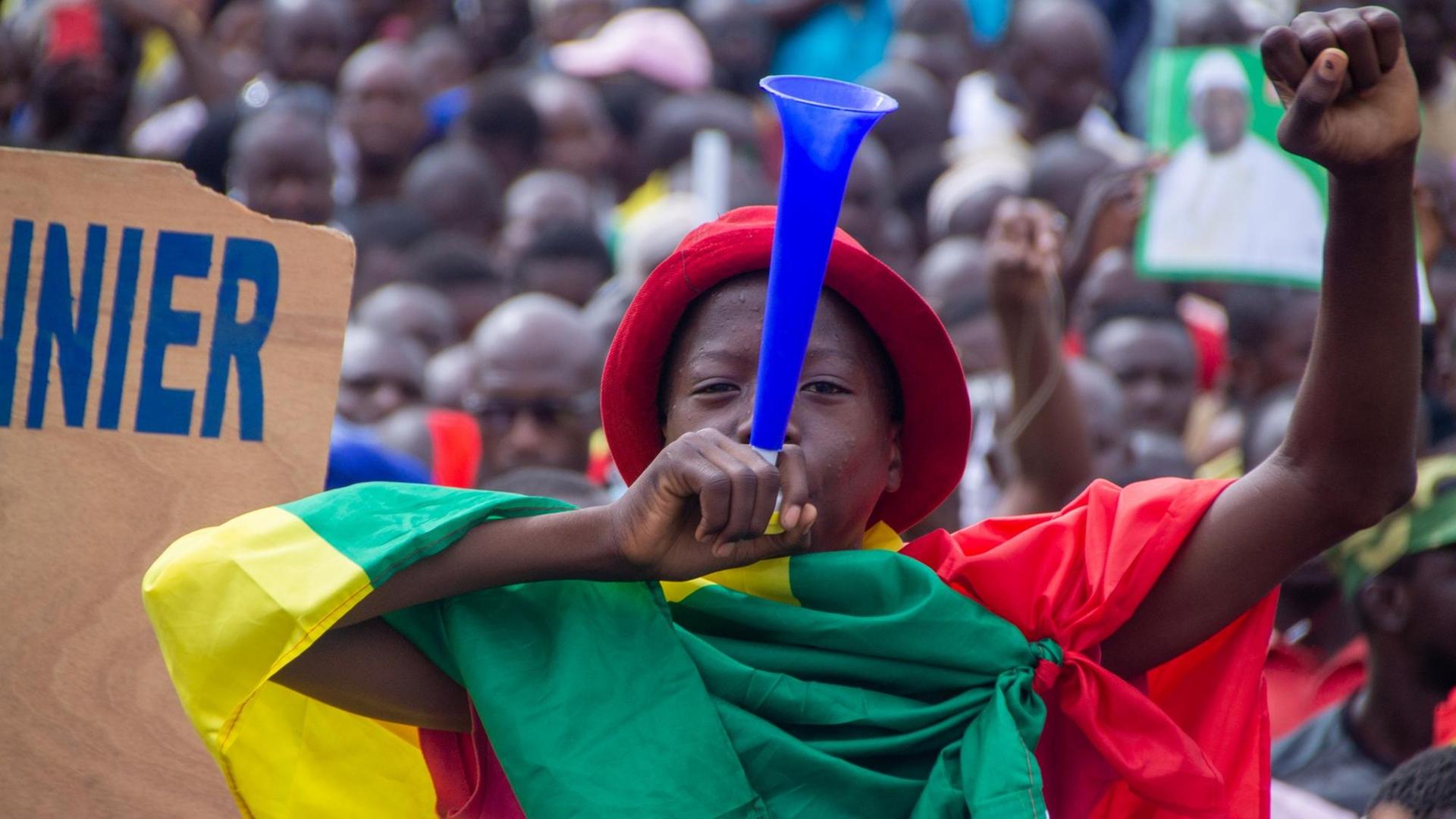 BAMAKO, MALI - AUGUST 21: Thousands of Malians attend a mass rally at Independence Square in Bamako, Mali on August 21, 2020. Opposition supporters hold a rally to welcome the resignation of the country's ousted president and dissolution of the National Assembly and government after military officers seized power earlier this week. Stringer / Anadolu Agency | Keine Weitergabe an Wiederverkäufer.