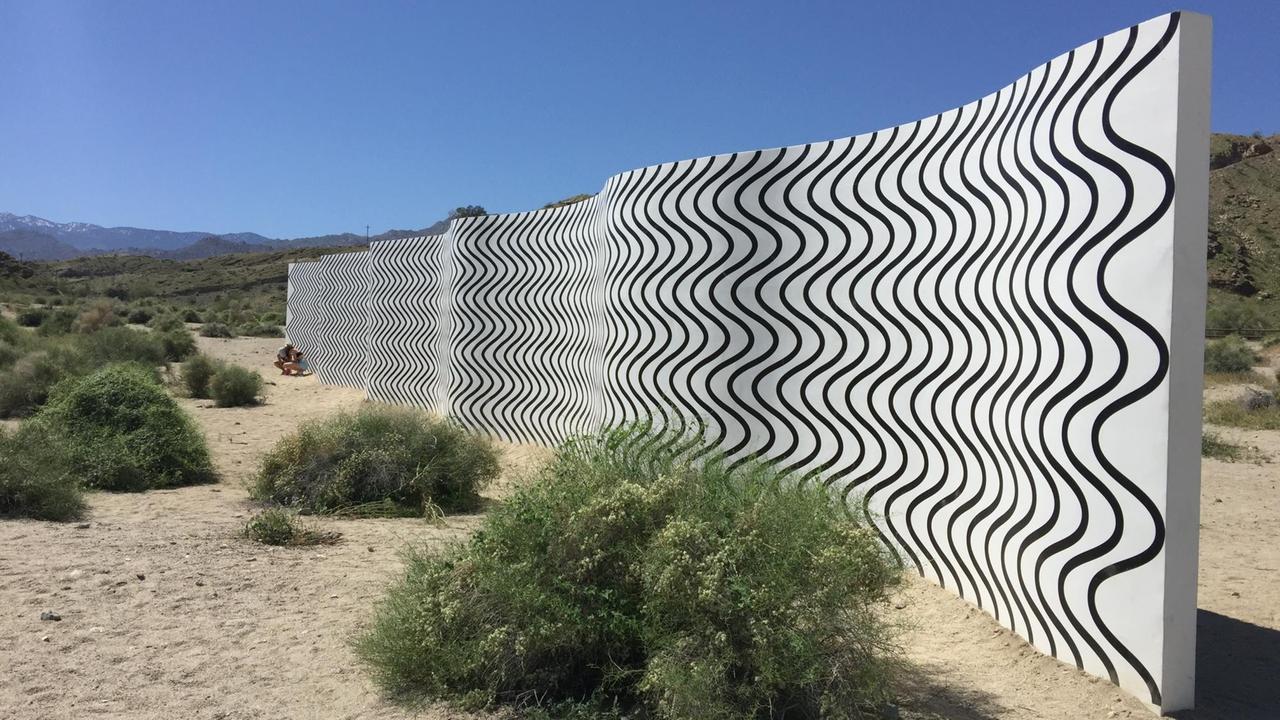 Als würden sie über den Wüstenboden schlängeln: "Curves and Zig Zags", eine von 16 Installationen bei der Desert X.